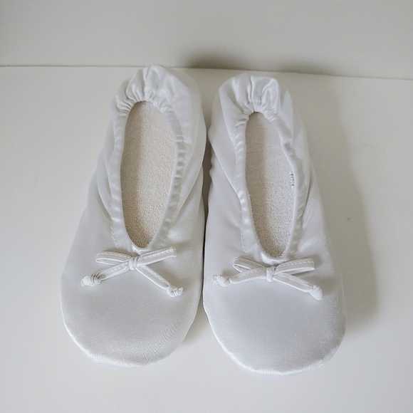 Tender Tootsies Classic Ballerina Slippers Suede Sole Satin White Size 8 / 9 - Picture 2 of 6